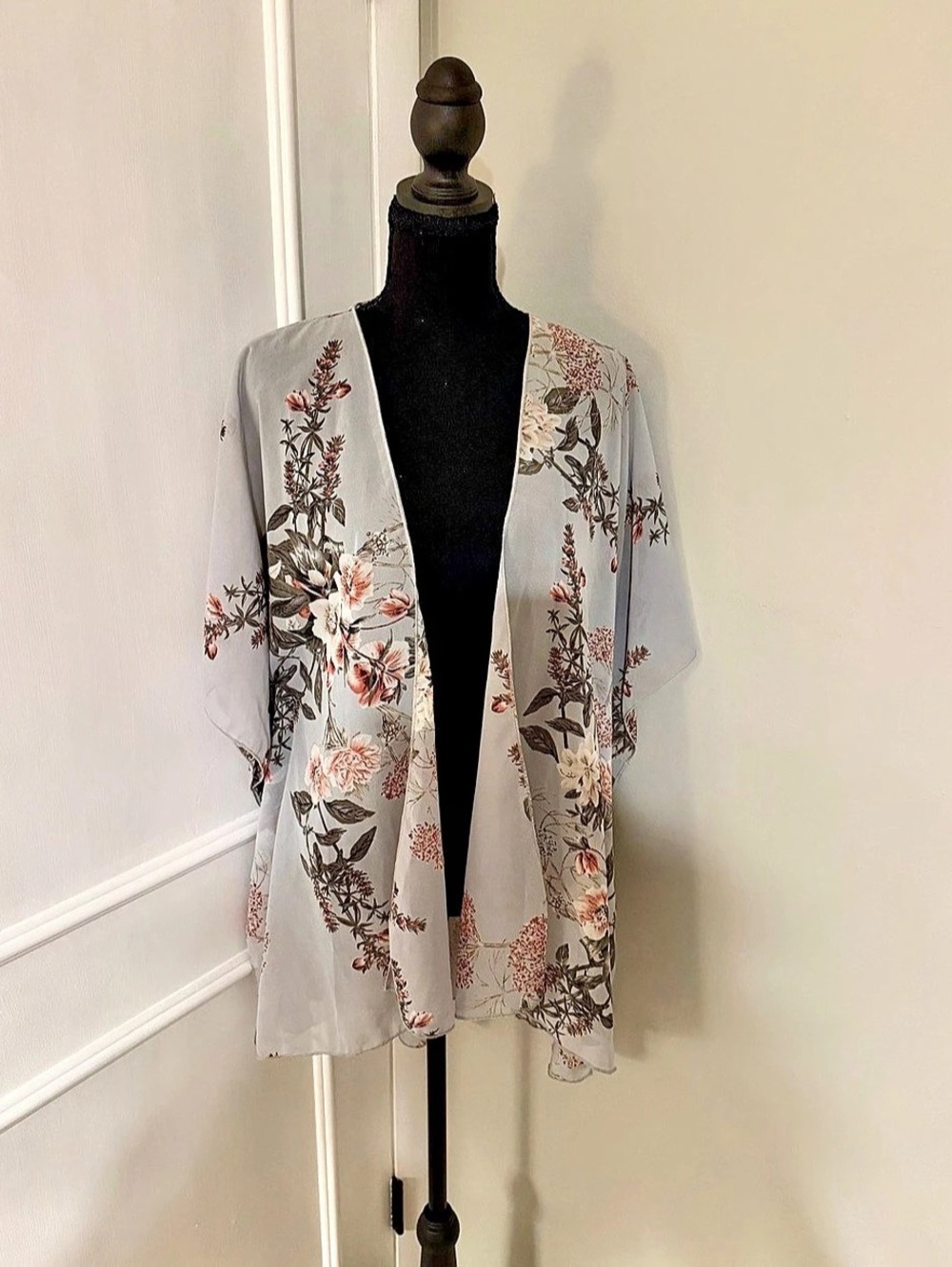 Floral Kimono Blouse in Gray & Pink Like New